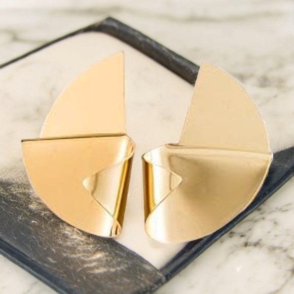 🆕️ Geometric Gold Plated Statement Earrings - Bold & Modern Fashion Design ✨ - Picture 8 of 11